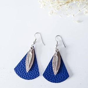 🔥2 for $12🔥Blue Feather Charm Earrings!